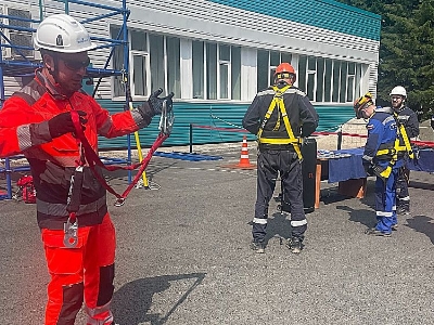 Филиал «Техноавиа-Томск» провел семинар-практикум по безопасной работе на высоте для специалистов нефтехимической промышленности